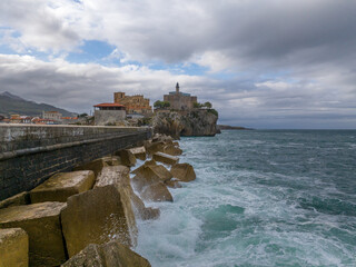 Faro del Castillo de Santa Ana en Castro-urdiales, Cantabria
