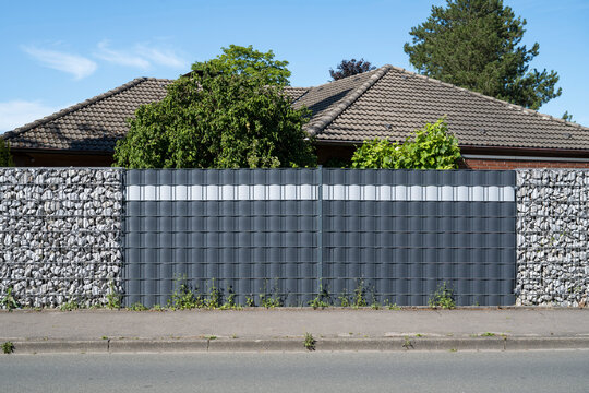 Modern metal and gabion fence with anthracite blinds in Kamen Germany
