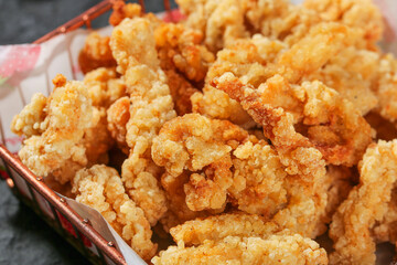 Crispy Fried Chicken with Golden Panko Coating in Metal Serving Basket