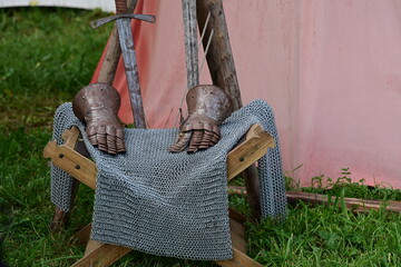 Ausrüstung eines mittelalterlichen Ritters liegt vor Zelt bereit