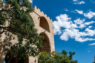 Torres de Serranos, Imponentes torres góticas, parte de la antigua muralla de la ciudad, con...