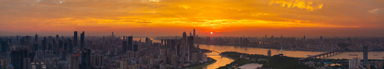 Fototapeta premium Wuhan Summer City Skyline Sunrise Scenery