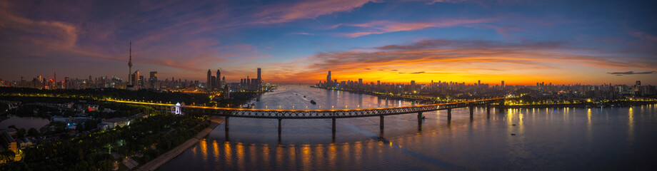 Fototapeta premium Wuhan Summer City Skyline Sunrise Scenery