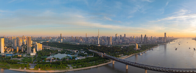 Obraz premium Wuhan Summer City Skyline Sunrise Scenery