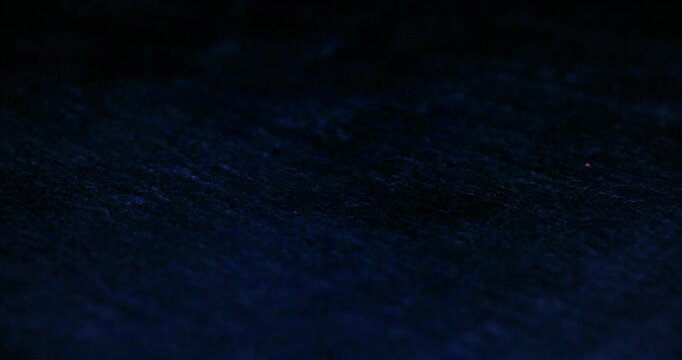 Fumo e nebbia che si diffondono su sfondo oscuro