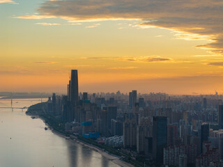 Naklejka premium Wuhan Summer City Skyline Sunrise Scenery