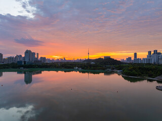 Fototapeta premium Wuhan Summer City Skyline Sunrise Scenery