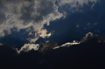 Obraz premium Awe-Inspiring Sky with Cloud Iridescence and a Silver Lining