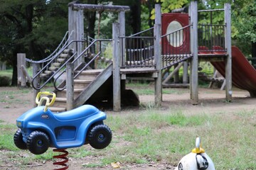 秋の公園　遊具