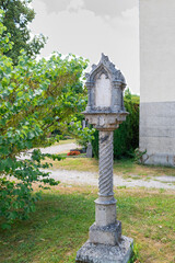 schöner sehr alter Grabstein, Säule auf dem Ostfriedhof München
