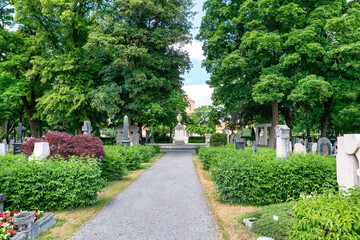 Hauptweg zwischen schönen Gräbern auf dem Ostfriedhof München