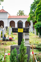 Hinweisschild auf einem Steinkreuz auf dem Ostfriedhof München