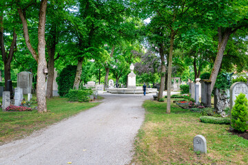 Obraz premium Hauptweg zu einem großen Brunnen auf dem Ostfriedhof München