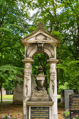 sehr altes Familiengrab auf zwei Säulen dekoriert und einer großen Urne auf dem Ostfriedhof...