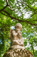 Kleiner Engel auf einem Grabstein spielt Fl&ouml;te auf dem Ostfriedhof M&uuml;nchen