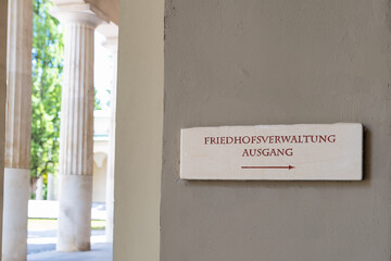 Wegweiser auf dem Ostfriedhof München © Blende8