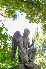 schöner großer Engel mit einem Kranz auf dem Ostfriedhof München