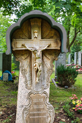 schönes altes Grabkreuz aus Holz auf dem Ostfriedhof München 