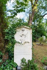 schöner alter Grabstein auf dem Ostfriedhof München 