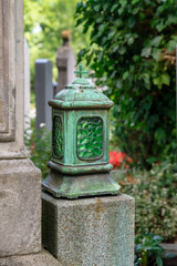 Fototapeta premium schöne alte Grablampe auf dem Ostfriedhof München 
