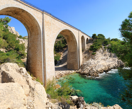 Viaduc en paysage de calanques sur la C&ocirc;te Bleue, pr&egrave;s de Marseille, &agrave; Niolon.