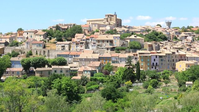 Village proven&ccedil;al de Valensole, perch&eacute; sur sa colline et domin&eacute; par l'&eacute;glise.
