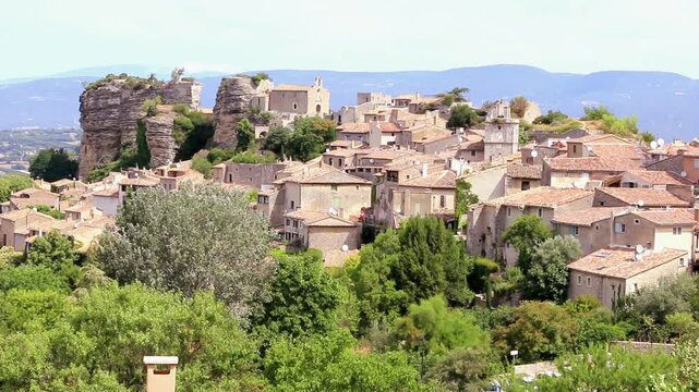 Village proven&ccedil;al de Saignon, perch&eacute; sur sa colline et domin&eacute; par son ancien ch&acirc;teau.