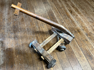 Antike  hölzerne Sackkarre in einer Mühle