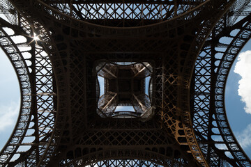 Torre Eiffel, s&iacute;mbolo de Par&iacute;s, Francia, s&iacute;mbolo mundial del turismo franc&eacute;s, icono de la ciudad de las luces.

