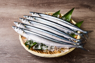 新鮮な秋刀魚 竹ざる盛り