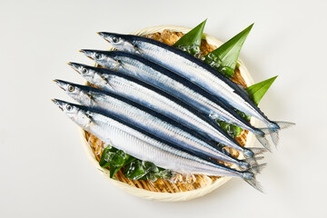新鮮な秋刀魚 白背景 竹ざる盛り