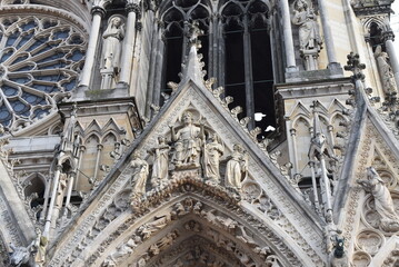 Fototapeta premium Fronton sculptée au dessus du portail sud, sur la façade occidentale de la Cathédrale de Reims.