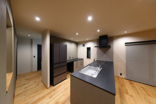 グレーのアクセントクロスがおしゃれなキッチンインテリアとカップボード