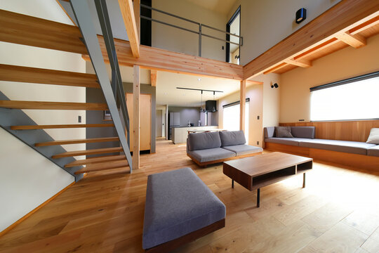 木の温もり溢れるモダンな吹き抜けリビングのインテリア