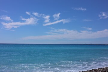 Obraz premium Beautiful view of wavy sea and pebbles on beach