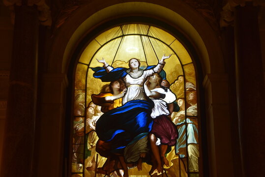 Vitrail de la chapelle du Grand Trianon, &agrave; Versailles, repr&eacute;sentant l'Assomption de la Vierge.