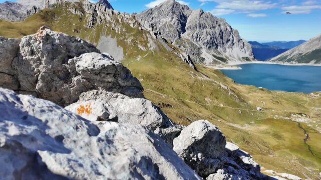 Vorarlberg, &Ouml;sterreich: Unveilling shot des L&uuml;nersees
