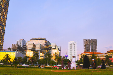 Obraz premium Sri Lankan capital city Colombo with cityscape buildings at sunset. Urban skyline with sunset sky light and panoramic skyline, modern buildings and lotus tower