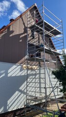 haus, fassade, gerüst, einegrüstet, bauarbeiten, baustelle, reonvieren, abstützen, streichen, malern, malen, anstreichen, lack, dach, reperatur, reparatur, eingerüstet, schalung, baustellen, handwerke