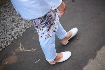 Casual Street Look: Light Blue Jeans With Patterned Side Panels And White Flat Shoes