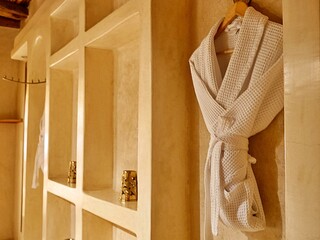 ホテルのバスルームの壁に掛かったバスローブ