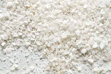 白色シリカサンドの顆粒原料　工業や建材に使われる素材