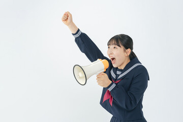 拡声器を持って応援するセーラー服を着た女子学生