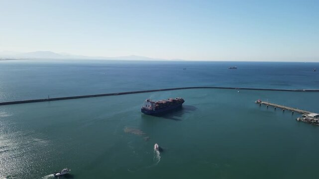 nave merci vista dall&rsquo;alto con drone in uscita dal porto
