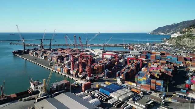 drone vista sul porto di Salerno, Italia