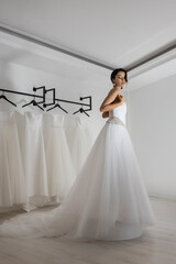 Fototapeta premium Stunning close-up of a bride in white veil, highlighting romance, beauty and wedding charm.