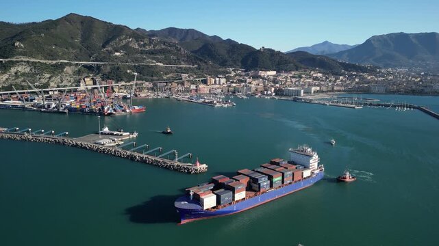 drone vista sul porto di Salerno, Italia