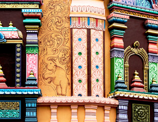 elefante en la decoración policromada del templo hindú