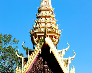 recargada decoración dorada en la iglesia