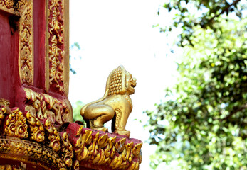 pequeño león de oro en el monumento funerario